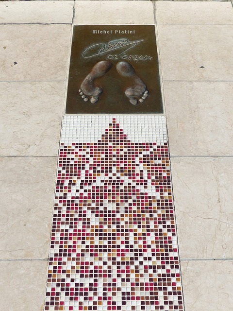 更以他對球 更以他對球